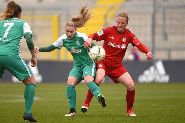 v.li.: Meggie Schröder (Meggie Schroeder, Bremen, 27) Melanie Behringer (FC Bayern München, FCB, 7) im Zweikampf, Duell, duel, tackle, Dynamik, Action, Aktion, Fussball, Allianz Frauen-Bundesliga, FC Bayern München - SV Werder Bremen, xslx
