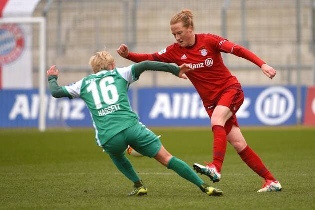 v.li.: ,Betsy Hassett (Bremen, 16) Melanie Behringer (FC Bayern München, FCB, 7) im Zweikampf, Duell, duel, tackle, Dynamik, Action, Aktion Fussball, Allianz Frauen-Bundesliga, FC Bayern München - SV Werder Bremen, xslx
