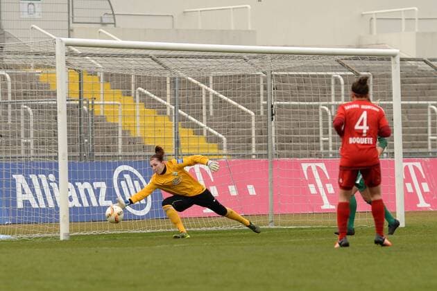 v.li.: Melanie Behringer (FC Bayern München, FCB, 7) nicht im Bild, not pictured Torschützin zum 1:0, scores the goal, Tor, Goal, Torerfolg, Action, Aktion Jennifer Martens (Torwart, Bremen, 22) kann den Ball nicht halten, Fussball, Allianz Frauen-Bundesliga, FC Bayern München - SV Werder Bremen, xslx