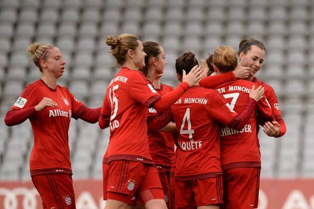 Spielerinnen des FC Bayern München Jubel, Torjubel, Torerfolg, celebrate the goal, goal, celebration, Jubel ueber das Tor zum 1:0 durch Melanie Behringer (FC Bayern München, FCB, 7) (2.v.re.), optimistisch, Action, Aktion , Fussball, Allianz Frauen-Bundesliga, FC Bayern München - SV Werder Bremen, xslx
