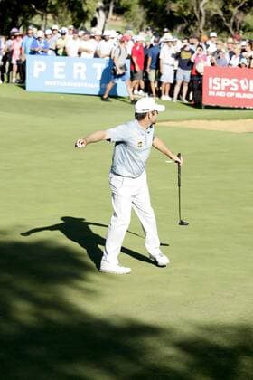 28.02.2016. Perth, Australia. ISPS HANDA Perth International Golf.Louis Oosthuizen (ZAF) wins the tournament by one shot with a bogey at the last hole and throws his ball to the gallery. xDavidxWoodleyx  ActionPlus11712213