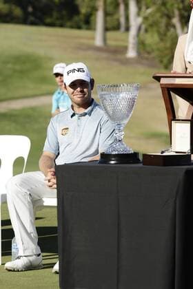28.02.2016. Perth, Australia. ISPS HANDA Perth International Golf. Louis Oosthuizen (ZAF) admires his new trophy after winning the tournament. xDavidxWoodleyx  ActionPlus11712216