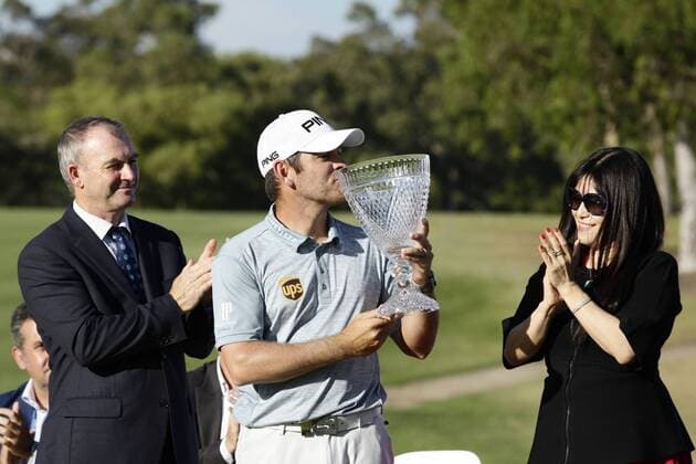 28.02.2016. Perth, Australia. ISPS HANDA Perth International Golf. Louis Oosthuizen (ZAF) kisses his trophy after winning the tournament by one shot. xDavidxWoodleyx  ActionPlus11712218