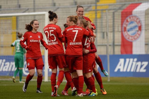 Spielerinnen des FC Bayern München Jubel, Torjubel, Torerfolg, celebrate the goal, goal, celebration, Jubel ueber das Tor zum 2:0 durch Veronica Boquete Giadans (FC Bayern München , 4) (verdeckt), optimistisch, Action, Aktion, Fussball, Allianz Frauen-Bundesliga, FC Bayern München - SV Werder Bremen, xslx