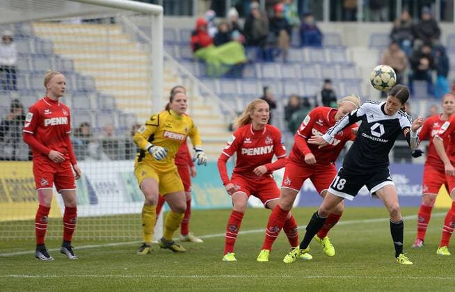 28.02.2016, xjhx, Fussball 1.Bundesliga Damen, 1.FFC Frankfurt - 1.FC Koeln, emspor, v.l. Laura Guiliani (1.FC Köln), Kerstin Garefrekes (1.FFC Frankfurt) Goal scored, Tor zum 4:0
