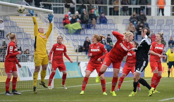 28.02.2016, xjhx, Fussball 1.Bundesliga Damen, 1.FFC Frankfurt - 1.FC Koeln, emspor, v.l. Laura Guiliani (1.FC Köln), Kerstin Garefrekes (1.FFC Frankfurt) Goal scored, Tor zum 4:0