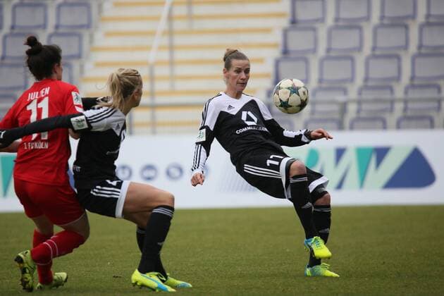 Simone Laudehr (FFC) am Ball - 1. FFC Frankfurt vs. 1. FC Köln, Stadion am Brentanobad