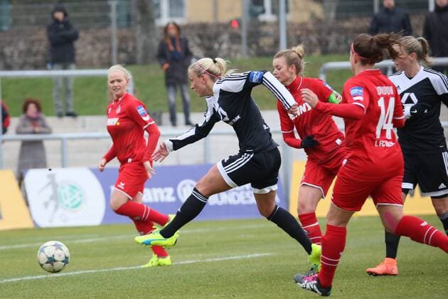 Mandy Islacker (FFC) zieht ab - 1. FFC Frankfurt vs. 1. FC Köln, Stadion am Brentanobad