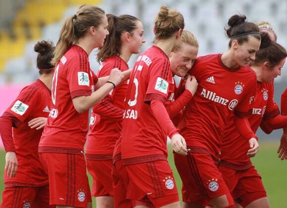 v.l.: Viviane Miedema, Nora Holstad, Melanie Behringer, Viktoria Schnaderbeck, (FC Bayern München) - Torjubel Frauenfussball 1. BL 28.02.2016 Grünwalderstadion FC Bayern München - SV Werder Bremen
