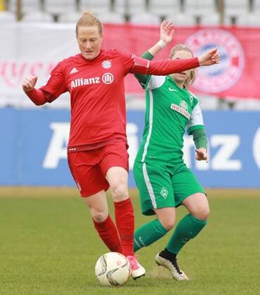 Melanie Behringer (am Ball) (FC Bayern München) gegen Meggie Schröder (SV Werder Bremen) Frauenfussball 1. BL 28.02.2016 Grünwalderstadion FC Bayern München - SV Werder Bremen