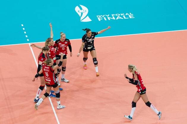 Mannheim Jubel Kristina Mikhailenko ( 3 Dresdner SC), Michelle Bartsch ( 15 Dresdner SC), und Myrthe Matilde Schoot ( 9 Dresdner SC); Volleyball DVV-Pokalfinale 2016, SAP-Arena, Mannheim Deutschland, 20160228; Finale Damen: Allianz MTV Stuttgart vs Dresdner SC , Copyright: Wuechner Eibner-Pressefoto EP_NWR