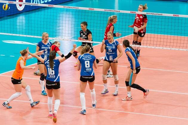Mannheim Jubel Lisa Thomsen ( 11 Stuttgart), Kim Renkema ( 5 Stuttgart), Nichole Lindow ( 15 Stuttgart); Volleyball DVV-Pokalfinale 2016, SAP-Arena, Mannheim Deutschland, 20160228; Finale Damen: Allianz MTV Stuttgart vs Dresdner SC , Copyright: Wuechner Eibner-Pressefoto EP_NWR