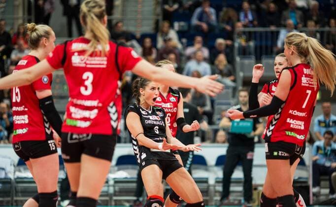 Mannheim, Deutschland, 28.02.2016: Volleyball DVV Pokalfinale 2016 - Finale der Frauen - Allianz MTV Stuttgart - Dresdner SC. Jubel v.li. Michelle Bartsch (Dresden 15), Kristina Mikhailenko (Dresden 3), Myrthe Matilde Schoot (Dresden 9), Renata Sandor (Stuttgart 7)