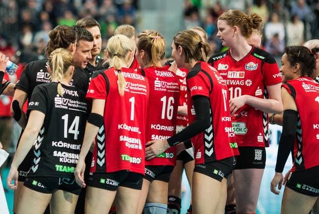 Mannheim, Deutschland, 28.02.2016: Volleyball DVV Pokalfinale 2016 - Finale der Frauen - Allianz MTV Stuttgart - Dresdner SC. Trainer Alexander Waibl (Dresden) gibt Anweisungen