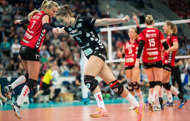 Mannheim, Deutschland, 28.02.2016: Volleyball DVV Pokalfinale 2016 - Finale der Frauen - Allianz MTV Stuttgart - Dresdner SC. Jubel Renata Sandor (Stuttgart 7), Myrthe Matilde Schoot (Dresden 9)