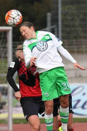 v.li.: Sarah Puntigam (Freiburg, 18), Elise Bussaglia (Wolfsburg, 30), Kopfball, header, Aktion, Action, Fussball, Allianz Frauen-Bundesliga, SC Freiburg - VfL Wolfsburg, xozx