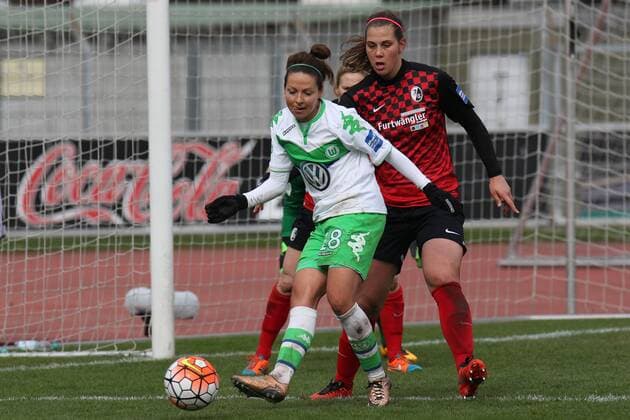 v.li.: Vanessa Bernauer (Wolfsburg, 18), Carolin Schiewe (Freiburg, 33), Zweikampf, Duell, duel, tackle, Dynamik, Action, Aktion, Fussball, Allianz Frauen-Bundesliga, SC Freiburg - VfL Wolfsburg, xozx