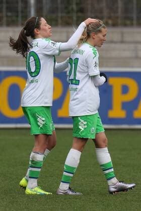 v.li.: Elise Bussaglia (Wolfsburg, 30), Lara Dickenmann (Wolfsburg, 21), Jubel, Torjubel, Torerfolg, celebrate the goal, goal, celebration, Jubel ueber das Tor, optimistisch, Action, Aktion, Fussball, Allianz Frauen-Bundesliga, SC Freiburg - VfL Wolfsburg, xozx