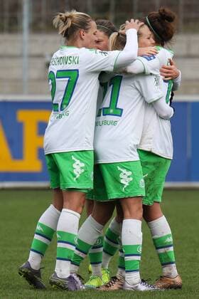 Spielerinnen des VfL Wolfsburg jubeln über das Tor zum 0:2, Jubel, Torjubel, Torerfolg, celebrate the goal, goal, celebration, Jubel ueber das Tor, optimistisch, Action, Aktion, Fussball, Allianz Frauen-Bundesliga, SC Freiburg - VfL Wolfsburg, xozx
