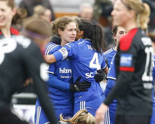 SC Sand - 1. FFC Turbine Potsdam Jubel SCS, Torschützin Nina BURGER, SC Sand und Gratulantin Chioma Nisa IGWE, SC Sand, quer, Fußball, Frauen, Allianz-Frauen-Bundesliga Saison 2015 2016
