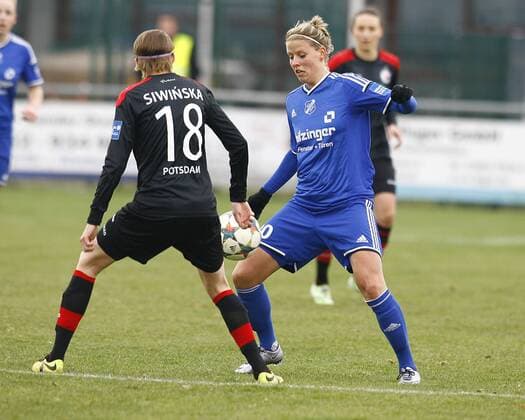 SC Sand - 1. FFC Turbine Potsdam Jolanta SIWINSKA, FFC Turbine Potsdam - Jana VOJTEKOVA, SC Sand am Ball, Aktoin quer, Fußball, Frauen, Allianz-Frauen-Bundesliga Saison 2015 2016