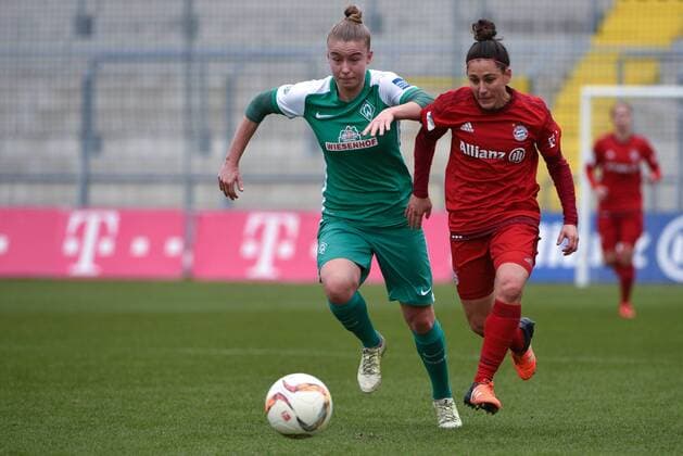 v.li.: Michelle Ulbrich (Bremen, 5) Veronica Boquete Giadans (FC Bayern München , 4) im Zweikampf, Duell, duel, tackle, Dynamik, Action, Aktion , Fussball, Allianz Frauen-Bundesliga, FC Bayern München - SV Werder Bremen, xslx