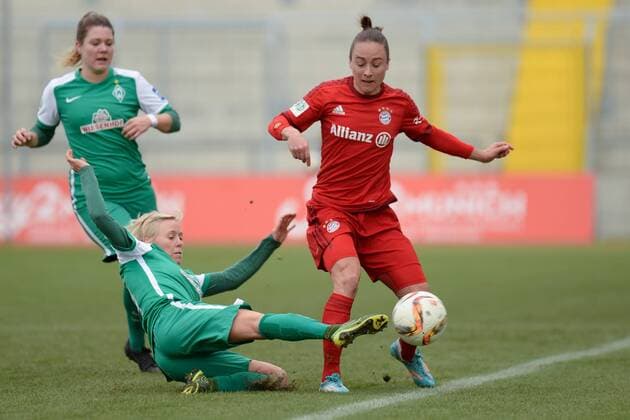 v.li.: Betsy Hassett (Bremen, 16) Gina Lewandowski (FC Bayern München, FCB, 2) im Zweikampf, Duell, duel, tackle, Dynamik, Action, Aktion, Fussball, Allianz Frauen-Bundesliga, FC Bayern München - SV Werder Bremen, xslx
