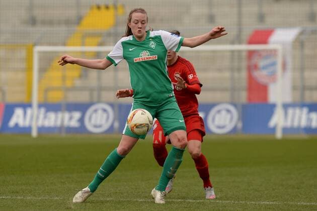v.li.: Stefanie Antonia Sanders (Bremen, 20) Viktoria Schnaderbeck (FC Bayern München, FCB, 25) im Zweikampf, Duell, duel, tackle, Dynamik, Action, Aktion , Fussball, Allianz Frauen-Bundesliga, FC Bayern München - SV Werder Bremen, xslx