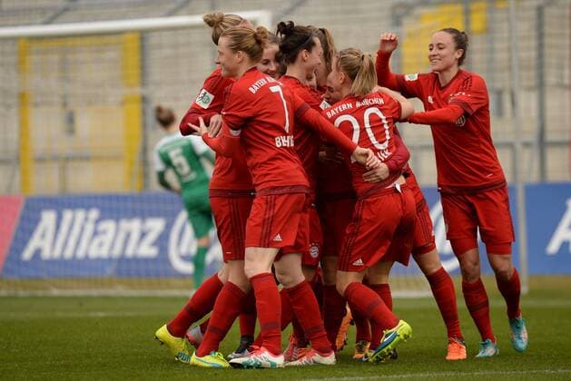 v.li.: Spielerinnen des FC Bayern München Jubel, Torjubel, Torerfolg, celebrate the goal, goal, celebration, Jubel ueber das Tor zum 2:0 durch Veronica Boquete Giadans (FC Bayern München , 4) (verdeckt), optimistisch, Action, Aktion , Fussball, Allianz Frauen-Bundesliga, FC Bayern München - SV Werder Bremen, xslx