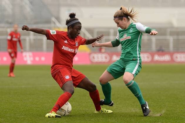 v.li.: Eunice Beckmann (FC Bayern München, FCB, 17) Marie-Louise Eta (Bremen, 6) im Zweikampf, Duell, duel, tackle, Dynamik, Action, Aktion , Fussball, Allianz Frauen-Bundesliga, FC Bayern München - SV Werder Bremen, xslx