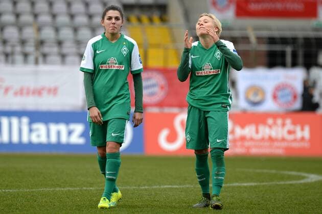 v.li.: Manjou Sabrina Wilde (Bremen, 37) Betsy Hassett (Bremen, 16) nach Spielende enttäuscht schauend, Enttäuschung, Frustration, disappointed, pessimistisch, Fussball, Allianz Frauen-Bundesliga, FC Bayern München - SV Werder Bremen, xslx