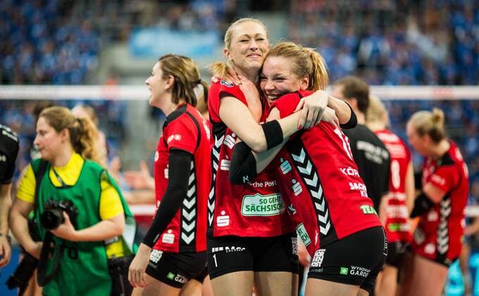 Mannheim, Deutschland, 28.02.2016: Volleyball DVV Pokalfinale 2016 - Finale der Frauen - Allianz MTV Stuttgart - Dresdner SC. Mareike Hindriksen (Dresden 1) und Katharina Schwabe (Dresden 16) bejubeln den Sieg im DVV Pokalfinale