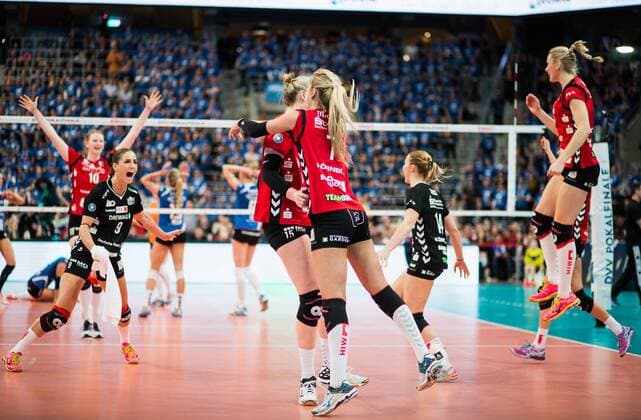 Mannheim, Deutschland, 28.02.2016: Volleyball DVV Pokalfinale 2016 - Finale der Frauen - Allianz MTV Stuttgart - Dresdner SC. Kathleen Elizabeth Slay (Dresden 10), Myrthe Matilde Schoot (Dresden 9), Michelle Bartsch (Dresden 15), Renata Sandor (Stuttgart 7), Lisa Stock (Dresden 14) bejubeln den Sieg im DVV Pokalfinale