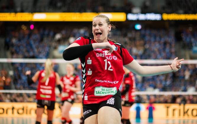 Mannheim, Deutschland, 28.02.2016: Volleyball DVV Pokalfinale 2016 - Finale der Frauen - Allianz MTV Stuttgart - Dresdner SC. Jennifer Cross (Dresden 12) bejubelt den Sieg im DVV Pokalfinale