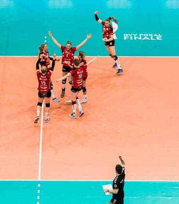 Mannheim, Deutschland, 28.02.2016: Volleyball DVV Pokalfinale 2016 - Finale der Frauen - Allianz MTV Stuttgart - Dresdner SC. Das Team vom Dresdener SC mit Trainer Alexander Waibl (Dresden, unten) bejubelt den Sieg im DVV Pokalfinale