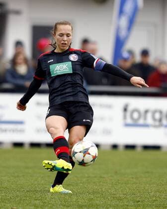 SC Sand - 1. FFC Turbine Potsdam Lia Joelle WAELTI (WÄLTI), FFC Turbine Potsdam am Ball, Freisteller, Einzelbild, Aktion hoch, Fußball, Frauen, Allianz-Frauen-Bundesliga Saison 2015 2016