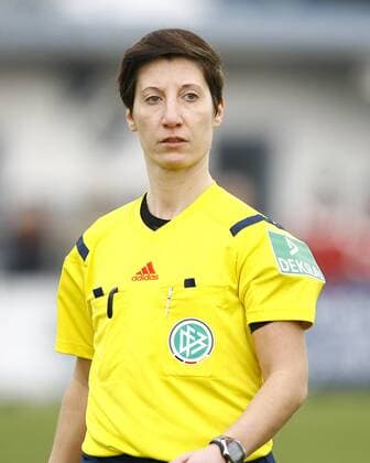 SC Sand - 1. FFC Turbine Potsdam Marina WOZNIAK, DFB-Schiedsrichterin, referee, Halbkörper, Portrait, Porträt, Einzelbild, hoch Fußball, Frauen, Allianz-Frauen-Bundesliga Saison 2015 2016