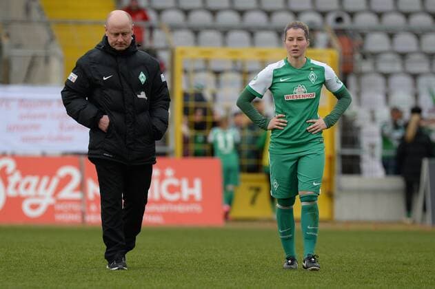 v.li.: Steffen Rau (Trainer, Bremen) Marie-Louise Eta (Bremen, 6) nach Spielende enttäuscht schauend, Enttäuschung, Frustration, disappointed, pessimistisch , Fussball, Allianz Frauen-Bundesliga, FC Bayern München - SV Werder Bremen, xslx