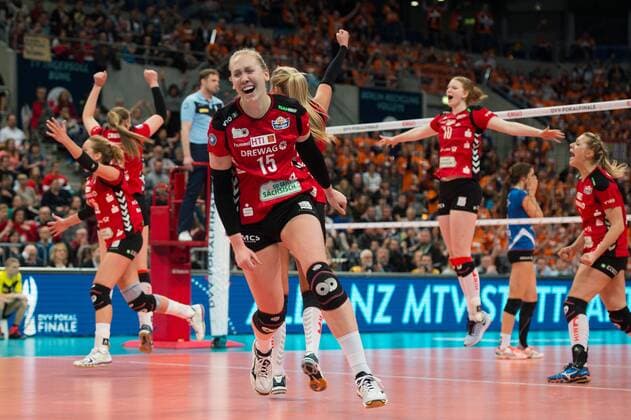 28.02.2016, SAP Arena, Mannheim Volleyball, DVV-Pokal Finale, Allianz MTV Stuttgart vs. Dresdner SC Jubel Michelle Bartsch ( 15 Dresden)