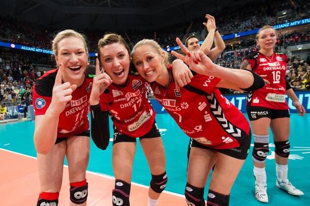 28.02.2016, SAP Arena, Mannheim Volleyball, DVV-Pokal Finale, Allianz MTV Stuttgart vs. Dresdner SC Jubel Whitney Little ( 11 Dresden), Gina Mancuso ( 17 Dresden), Mareike Hindriksen ( 1 Dresdner SC) nach Sieg