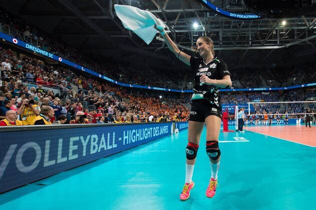 28.02.2016, SAP Arena, Mannheim Volleyball, DVV-Pokal Finale, Allianz MTV Stuttgart vs. Dresdner SC Jubel Myrthe Schoot ( 9 Dresden) nach Sieg