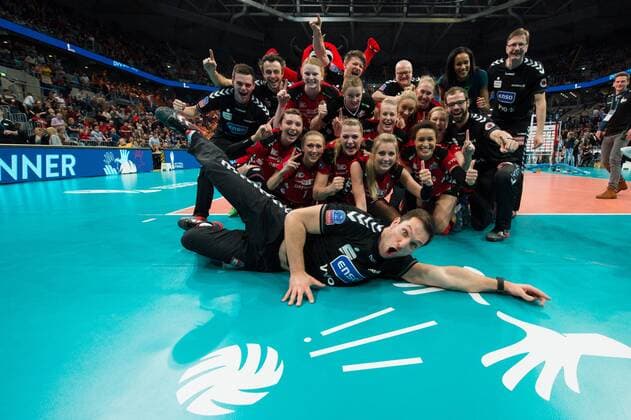 28.02.2016, SAP Arena, Mannheim Volleyball, DVV-Pokal Finale, Allianz MTV Stuttgart vs. Dresdner SC Jubel Dresden nach Sieg Pokalsieger 2016