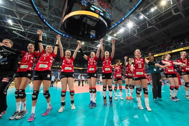 Themen der Woche - Sport Bilder des Tages - SPORT 28.02.2016, SAP Arena, Mannheim Volleyball, DVV-Pokal Finale, Allianz MTV Stuttgart vs. Dresdner SC Jubel Dresden nach Sieg
