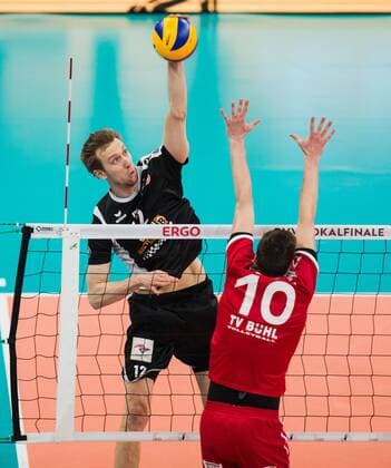 Mannheim, Deutschland, 28.02.2016: Volleyball DVV Pokalfinale 2016 - Finale der Männer Maenner - TV Ingersoll Bühl Buehl - Berlin Recycling Volleys. Paul Carroll (BR Volleys 12) gegen den Block aus Jens Sandmeier (TV Buehl 10)