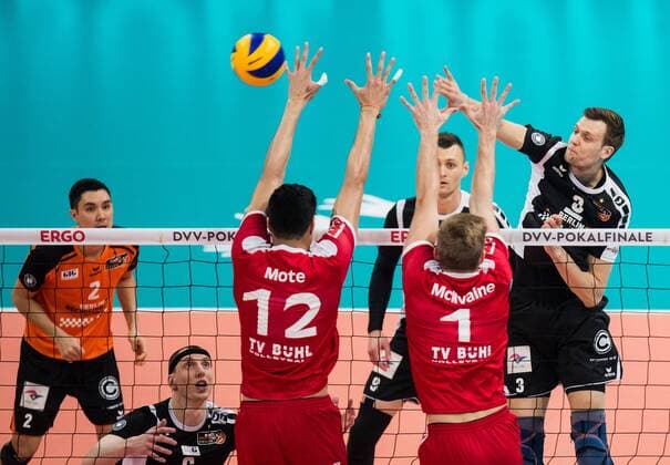 Mannheim, Deutschland, 28.02.2016: Volleyball DVV Pokalfinale 2016 - Finale der Männer Maenner - TV Ingersoll Bühl Buehl - Berlin Recycling Volleys. Robert Kromm (BR Volleys 3) gegen den Block aus Nehemiah Alesana Mote (TV Buehl 12) und Graham Mc Ilvaine (TV Buehl 1)