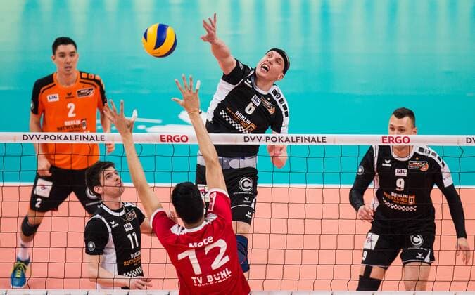 Mannheim, Deutschland, 28.02.2016: Volleyball DVV Pokalfinale 2016 - Finale der Männer Maenner - TV Ingersoll Bühl Buehl - Berlin Recycling Volleys. Felix Fischer (BR Volleys 6) gegen den Block aus Nehemiah Alesana Mote (TV Buehl 12)