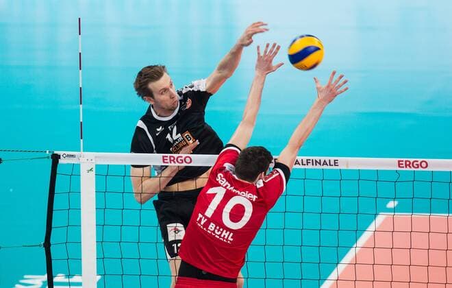 Mannheim, Deutschland, 28.02.2016: Volleyball DVV Pokalfinale 2016 - Finale der Männer Maenner - TV Ingersoll Bühl Buehl - Berlin Recycling Volleys. Paul Carroll (BR Volleys 12) gegen den Block aus Jens Sandmeier (TV Buehl 10)