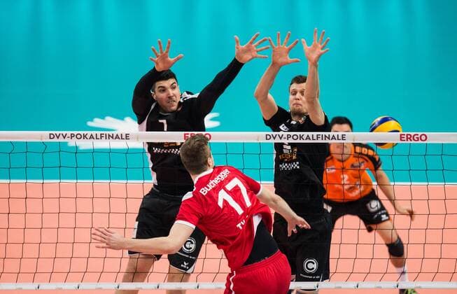 Mannheim, Deutschland, 28.02.2016: Volleyball DVV Pokalfinale 2016 - Finale der Männer Maenner - TV Ingersoll Bühl Buehl - Berlin Recycling Volleys. Paul Buchegger (TV Buehl 17) gegen den Block aus Nicolas Le Goff (BR Volleys 7) und Robert Kromm (BR Volleys 3)