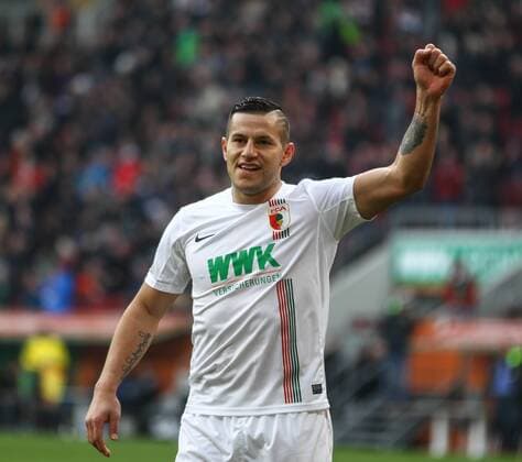 Raul Bobadilla (FC Augsburg 25) jubelt nach dem Führungstreffer zum 2:1 (nicht der Torschütze) FC Augsburg vs. Borussia Mönchengladbach, 23. Spieltag, 28.02.2016