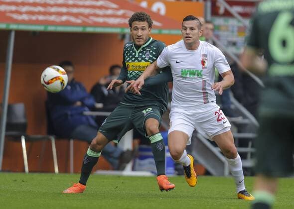 Raul BOBADILLA, FCA 25 Zweikampf , Aktion um den Ball gegen Fabian JOHNSON, MG 19 FC AUGSBURG - BORUSSIA MOENCHENGLADBACH 2-2 Fussball 1. Bundesliga , Augsburg, am 28.02.2016, 23.Spieltag, Saison 2015 2016, 1.Liga, 1.Bundesliga,